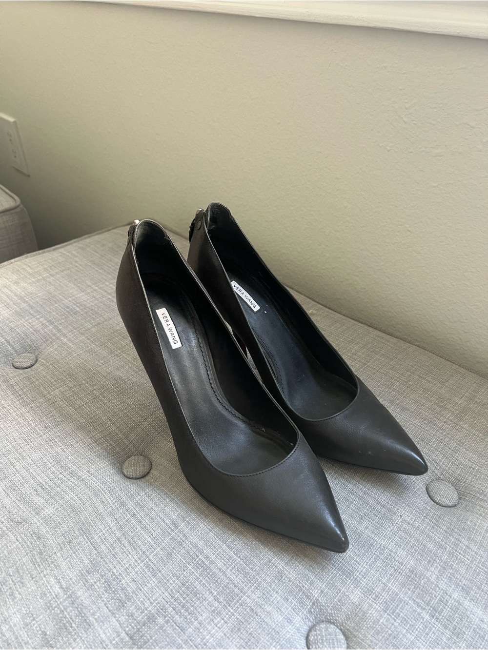 Vintage Vera Wang Women's Black Pointed-Toe Pumps